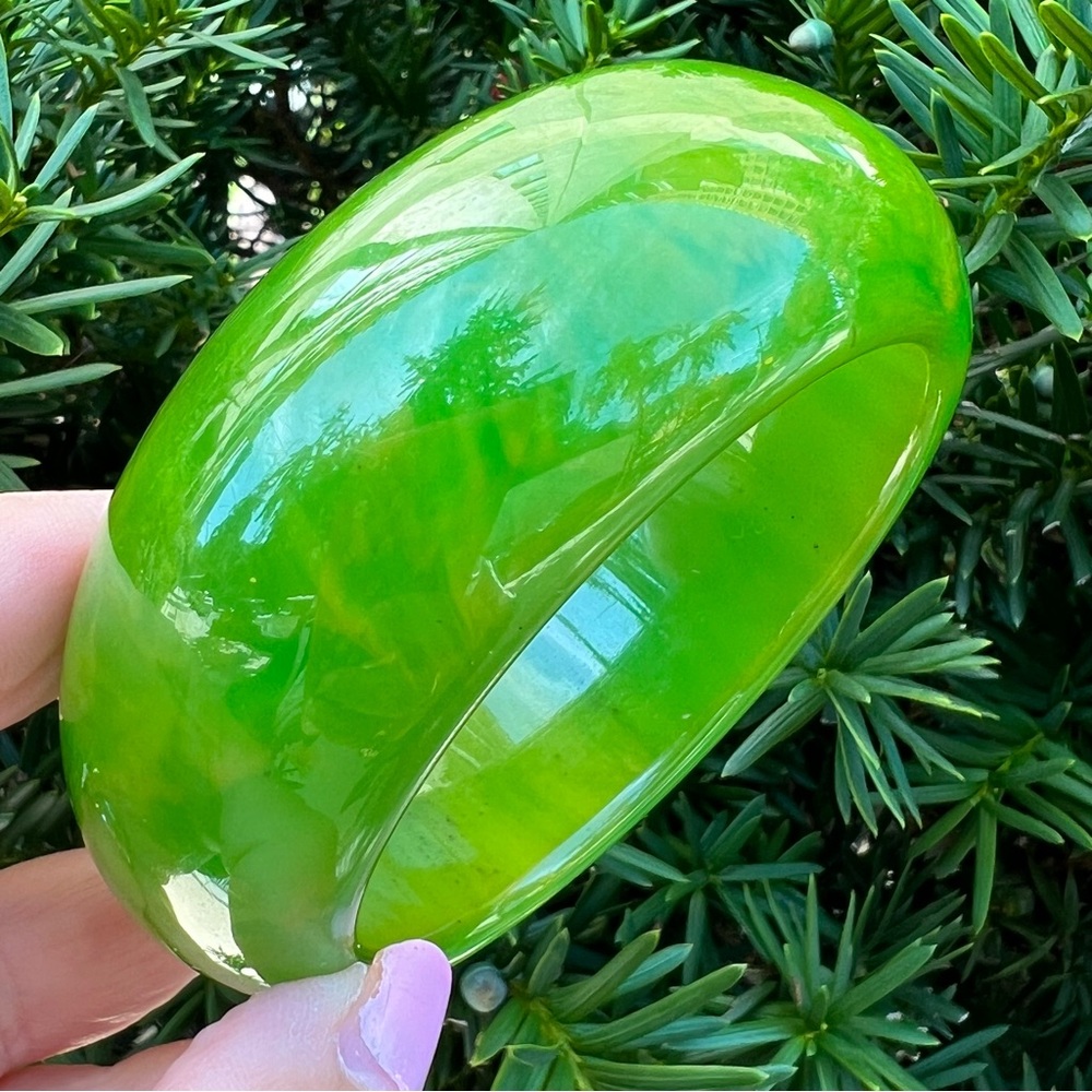 VINTAGE VIVID MARBLED KELLY GREEN BAKELITE FAT DONUT WIDE BANGLE BRACELET UNIQUE